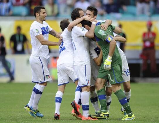 Italy s players celebrate their victory after the FIFA s Confederations Cup Brazil 2013 match for the third place against Uruguay in Salvador, Brazil, on June 30, 2013. Italy won 5-4. (Xinhua Weng Xinyang) (SP)BRAZIL-SALVADOR-CONFEDERATIONS-URUGUAY VS ITALY 