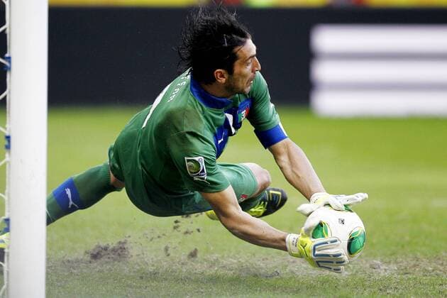 (130630) -- BAHIA, June 30, 2013 (Xinhua) -- Italy s goalkeeper Gianluigi Buffon saves a penalty during the FIFA s Confederations Cup Brazil 2013 match for third and fourth place against Uruguay, held at Arena Fonte Nova Stadium, in Salvador de Bahia, Bahia state, Brazil, on June 30, 2013. (Xinhua Felipe Oliveira AGIF AGENCIA ESTADO) (itm) BRAZIL OUT BRAZIL-BAHIA-CONFEDERATIONS-URUGUAY VS ITALY 