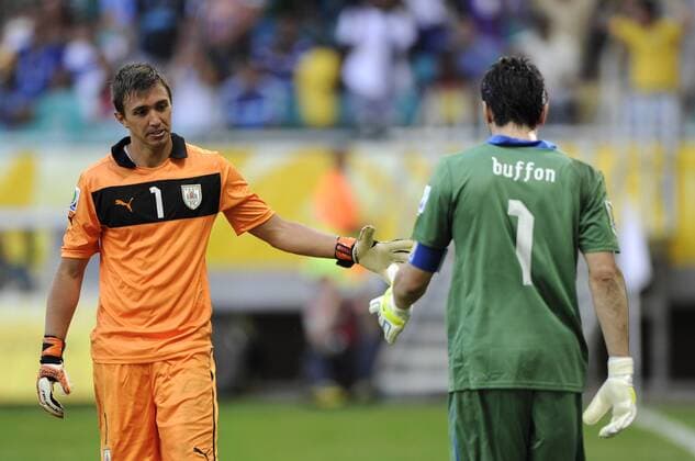 Uruguay s goalkeeper Fernando Muslera (L) greets goalkeeper Gianluigi Buffon of Italy during the FIFA s Confederations Cup Brazil 2013 match for the third place in Salvador, Brazil, on June 30, 2013. Italy won 5-4. (Xinhua Weng Xinyang) (SP)BRAZIL-SALVADOR-CONFEDERATIONS-URUGUAY VS ITALY 