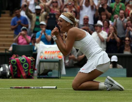 Wimbledon Championships 2013, AELTC,London, ITF Grand Slam Tennis Tournament, Sabine Lisicki (GER) faellt auf die Knie und jubelt nach ihrem Sieg, Jubel,Emotion,Einzelbild,Ganzkoerper,Querformat,Freude,