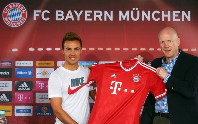 FUSSBALL 1. Bundesliga 2013 2014 02.07.2013 Sportvorstand Matthias Sammer (re, FC Bayern Muenchen) praesentiert Mario Götze mit seinem Trikot mit seiner Nummer 19 