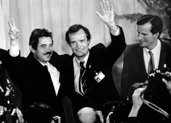 Die Vollversammlung des IOC in Lausanne vergibt die Olympischen Spiele 1992 nach Barcelona und Albertville, v.li.: Barcelonas Bürgermeister Pasquale Maragall, Jean Claude Killy, OK Vizepräsident Albertville und Michell Barnier, OK Präsident Albertville