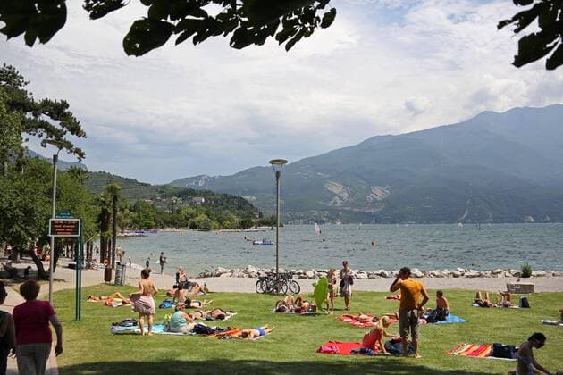 Strand am Mannschaftshotel Lido Palace in Riva del Garda am Gardasee FC BAYERN MÜNCHEN im Trainingslager in Arco, Trentino, Italien, am 04.07.2013 Fussball 1. Bundesliga Saison 2013 2014, Saison1314, Liga01, 1.Liga, 1.Bundesliga, FCB,