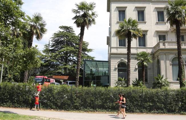 Kleine Jungs mit Trikots von Bastian SCHWEINSTEIGER, FCB 31 und Thomas MUELLER, MÜLLER, FCB 25 mit Räuberleiter am Zaun des Mannschaftshotel Lido Palace in Riva del Garda am Gardasee FC BAYERN MÜNCHEN im Trainingslager in Arco, Trentino, Italien, am 04.07.2013 Fussball 1. Bundesliga Saison 2013 2014, Saison1314, Liga01, 1.Liga, 1.Bundesliga, FCB,