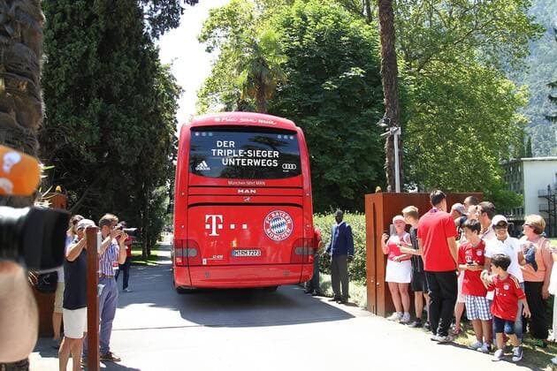 Ankunft des Mannschaftsbusses am Hotel Lido Palace --- FC Bayern München --- Trainingslager Trentino --- Fussball --- 1.Bundesliga --- 04.07.2013