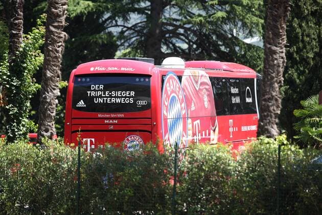Ankunft des Mannschaftsbusses am Hotel Lido Palace --- FC Bayern München --- Trainingslager Trentino --- Fussball --- 1.Bundesliga --- 04.07.2013