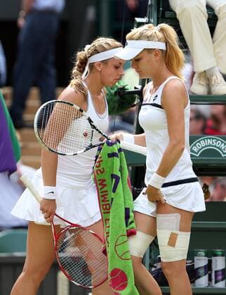 Wimbledon Championships 2013, AELTC,London, ITF Grand Slam Tennis Tournament, Damen Halbfinale, L-R. Sabine Lisicki GER) und Agnieszka Radwanska (POL) gehen beim Seitenwechsel aneinander vorbei,Halbkoerper,Hochformat,