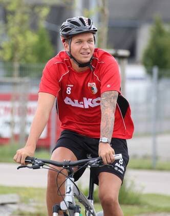 Raphael HOLZHAUSER (FC Augsburg 8), Ausfahrt mit dem Rad, Fahrrad, Training, Einzelbild, Aktion, FC Augsburg, Training, Saison 2013-2014, Fussball, Männer, 1. Bundesliga, Vorbereitung, Sommer,