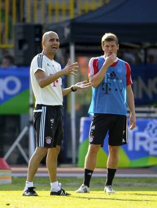 04.07.2013, Fussball 1.Bundesliga 2013 2014, Trainingslager FC Bayern München im Trentino (Italien), Training am Vormittag. Trainer Pep Guardiola (Bayern München) gibt Anweisungen, Toni Kroos (Bayern München) schaut zu.