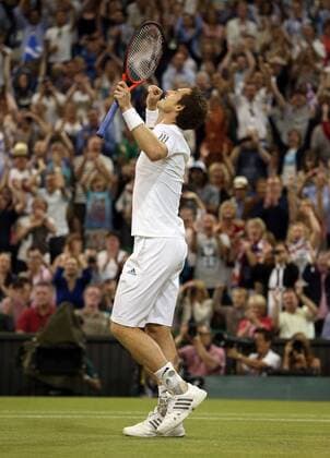 Wimbledon Championships 2013, AELTC,London, ITF Grand Slam Tennis Tournament, Andy Murray (GBR) streckt die Arme hoch und jubelt nach seinem Sieg, Jubel,Emotion,Einzelbild,Ganzkörper,Hochformat,