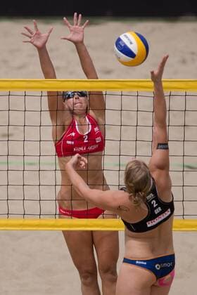 FIVB Beach Volleyball Weltmeisterschaft, Halbfinale 06.07.13, Lake Szelag, Stare Jablonki Block Whitney Pavlik (USA) - Angriff Britta Büthe Buethe ( 2 GER)