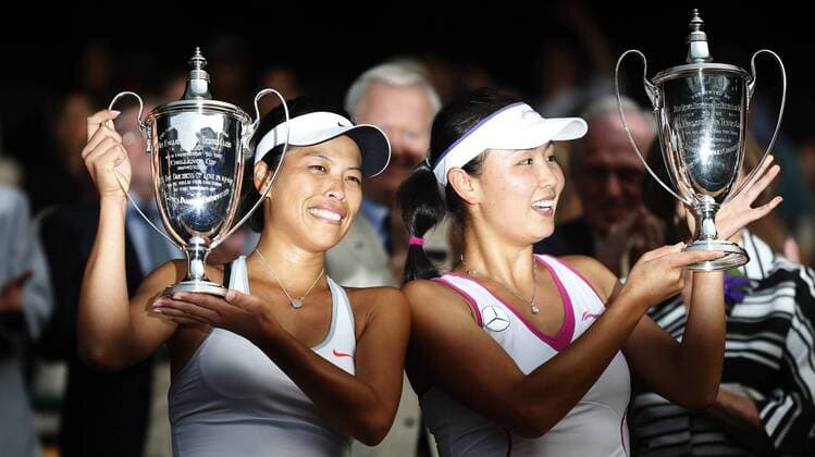 Peng Shuai(R) of China and Su-Wei Hsieh of Chinese Taipei show their trophies during the awarding ceremony for the final of women s doubles on day 12 of the Wimbledon Lawn Tennis Championships at the All England Lawn Tennis and Croquet Club in London, Britain on July 6, 2013. (Xinhua Wang Lili) (SP)BRITAIN-LONDON-TENNIS-WIMBLEDON-DAY 12-WOMEN S DOUBLES FINAL 