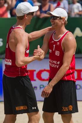 FIVB Beach Volleyball Weltmeisterschaft, Halbfinale 07.07.13, Lake Szelag, Stare Jablonki Jubel Robert Meeuwsen (NED), Alexander Brouwer (NED) nach dem Matchball Sieg