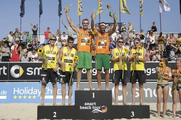 Beachvolleyball: smart beach tour Koeln 2013, zweitplatzierte Philipp Bergmann und Malte Stiel (TC Hameln), Siegerteam Sebsatian Pruesener (Generali Unterhaching) und Alexander Walkenhorst (KMTV Eagles), drittplatzierte Bennet Poniewaz und David Poniewaz (TV 01 Bohmte e.V.), xHOCHxZWEIx xThomasxVictorx