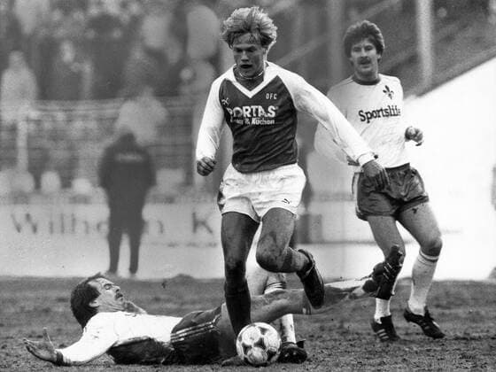 SV Darmstadt 98 - Kickers Offenbach - Jörg Neun (OFC, Mitte) gegen Rolf Dohmen (li.) und Karl Heinz Emig (beide Darmstadt)