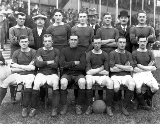 Football - 1921 1922 season - Manchester United team group Back (left to right): George Bisset, J. Pullar (trainer), Frank Brett, Frank Harris, Clarence Clarrie Lal Hilditch, John Silcock, Jack Robson (Secretary Manager), John Grimwood. Front: Joseph Spence, William Harrison, John Mew, John Scott, George Sapsford, James Robinson. 