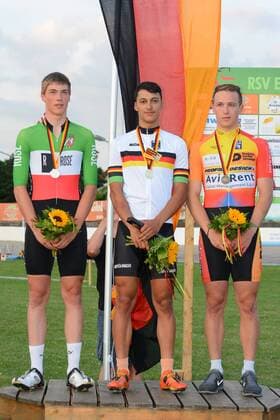 Deutsche Bahnrad-Meisterschaft 2013,Oberhausen-Rheinhausen 3000 m Einerverfolgung Junioren, Mitte: 1,Deutscher Meister Leon Rohde, RSC Cottbus, Links: 2.Deutscher Meister Jonas Tembrock, RC Bocholt 1977, Rechts: 3. Deutscher Meister Marc Jurczyk, RSG Böblingen - ksp