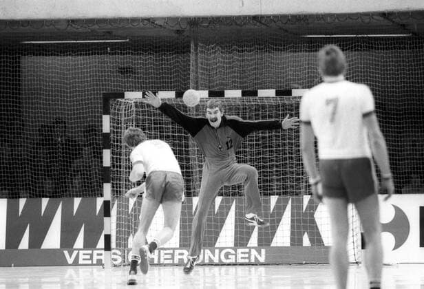 BR Deutschland - Polen in Göppingen - Grzegorz Kosma (Polen) gegen Torhüter Andreas Thiel (BRD)