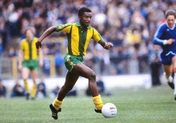 Football - 1978 1979 First Division - Chelsea FC 1 West Bromwich Albion 3 - Laurie Cunningham on the ball for West Brom at Stamford Bridge. 30 09 1978 