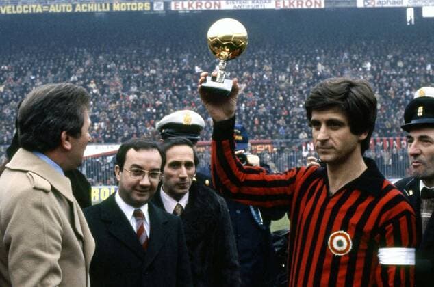 Gianni Rivera (Milan AC), 1969 1970 - Football Soccer : Gianni Rivera of Milan AC receives Ballon d Or trophy during the Italian Serie A match in Italy. NoxThirdxPartyxSales  (ptmb043879)
