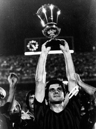 Gianni Rivera (Milan AC), JULY 3, 1977 - Football Soccer : Gianni Rivera of Milan AC holds a trophy after winning the Coppa Italia Final match between Milan AC 2-0 Inter Mailand at San Siro in Milano, Italy. NoxThirdxPartyxSales  (ptmb043882)