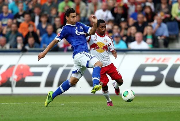 FUSSBALL - RBS vs Schalke, Testspiel SALZBURG,AUSTRIA,11.JUL.13 - FUSSBALL - tipp3 Bundesliga powered by T-Mobile, DFL, 1. Deutsche Bundesliga, Red Bull Salzburg vs FC Schalke 04, Vorbereitungsspiel. Bild zeigt Kann Ayhan (Schalke) und Yordy Reyna (RBS). 