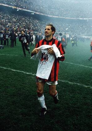 Franco Baresi (Milan), APRIL 17, 1994 - Football Soccer : Franco Baresi of AC Milan celebrates winning their 14th Serie A league title Scudetto after the Italian Serie A match between AC Milan 2-2 Udinese Calcio at Stadio Giuseppe Meazza in Milan, Italy. NoxThirdxPartyxSales  (ptmb043888)