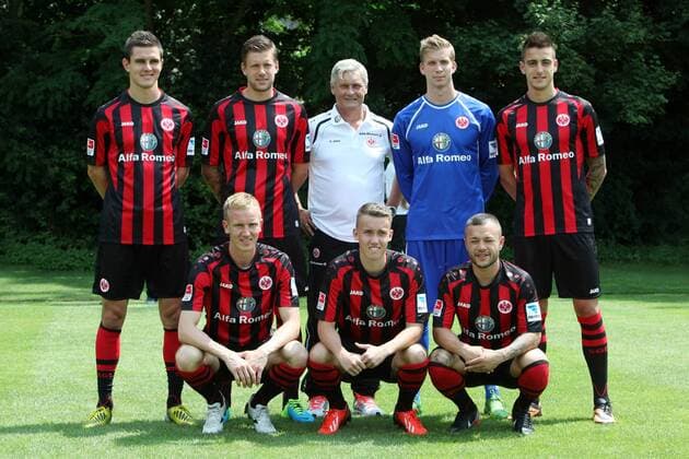 Fußball, Bundesliga, Saison 2013 2014, Eintracht Frankfurt. Trainer Armin Veh (hinten Mitte) und die Neuzugänge (hinten von links): Johannes Flum, Marco Russ, Felix Wiedwald, Joselu. Vordere Reihe von links: Jan Rosenthal, Luca Waldschmidt, Stephan Schröck.