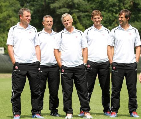 12.07.2013, Frankfurt am Main, vor der Wintersporthalle, Saison 2013 2014, 1. Bundesliga, Eintracht Frankfurt, Fototermin Aktion, Trainer Armin Veh mit seinem Team, Reiner Geyer Co-Trainer, Manfred Moppes Petz Torwarttrainer , Christian Kolodziej Konditionstrainer, Michael Fabacher Reha-Trainer, (Eintracht Frankfurt) müssen ausnahmsweise nach anderer Pfeife tanzen