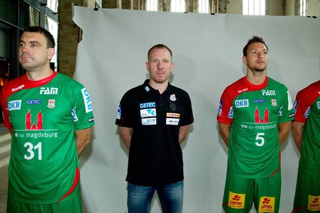 Bartosz Jurecki,Trainer Frank Carstens,Andreas Rojewski (v.li.,SC Magdeburg) - Fototermin SC Magdeburg 1. Handball Bundesliga Saison 2013-14 in der Johanniskirche in Magdeburg - Deutschland,Mann,Männer,Handball,12.07.2013