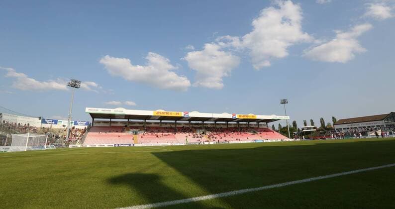 Fußball, Stadiongeschichte SpVgg Unterhaching 13.07.2013 - Fussball - Saison 2013 2014 - Testspiel Freundschaftsspiel Benefizspiel: SpVgg Unterhaching -Eine überschaubare Anzahl an Zuschauern auf der Gegentribüne im sonnigen Sportpark in Unterhaching
