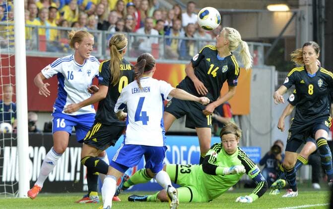 Sweden Göteborg 2013 07 13 fotball UEFA Womens Euro 2013 Finland vs Sweden Josefin Öqvist nr 14 ( SWE ) ( FIN ) KP031002 