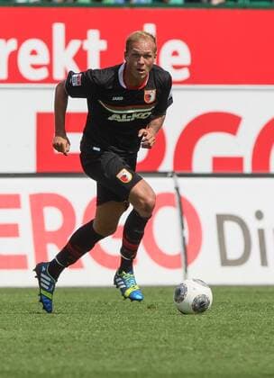 Raphael HOLZHAUSER (FC Augsburg 8) spielt den Ball, Freisteller, Einzelaktion, Aktion, Fussball, Männer, Testspiel SpVgg Greuther Fürth vs FC Augsburg, 13.07.2013,
