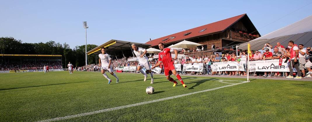 Fußball, Stadiongeschichte SG Sonnenhof Großaspach Aspach Fußball SG Sonnenhof Großaspach vs. FC Bayern München, Feature Übersicht, vorne v.l. Moritz Kuhn (Großaspach),Kai Gehring (Großaspach), Franck Ribery (Bayern)