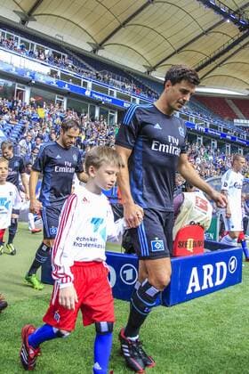 Deutschland,Hamburg, Imtech Arena, Fussball, 1. Bundesliga, Saison 2013 2014 , Nordcup , Spiel um Platz 3 , Hamburger SV - FC Kopenhagen, Paul Scharner (HSV) beim Einlauf mit Einlaufkind