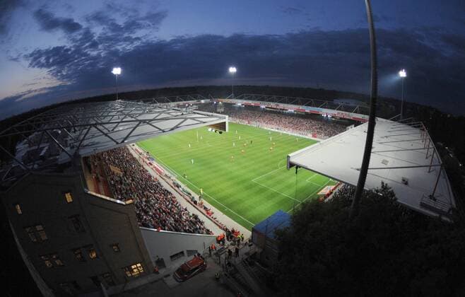 Fussball, Herren, Saison 2013 2014, Eröffnung der Haupttribüne im Stadion An der Alten Försterei beim Testspiel 1. FC Union Berlin - Celtic Glasgow, mit einem Kran konnten Zuschauer die Draufsicht genießen, 12.07. 2013,