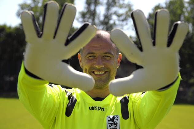 17.07.2013, Fussball 2.Bundesliga 2013 14, Fototermin beim TSV 1860 München an der Grünwalderstraße, Torwart Gabor Kiraly (1860) streckt die Hände nach vorne.