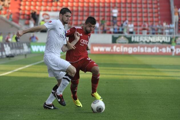 Kevin Schlitte, FC Erzgebirge Aue, Uemit Korkmaz (FC Ingolstadt) v.li. v.li. , Aktion, FC Ingolstadt 04 vs FC Erzgebirge Aue, Saison 2013 2014, Sport, Ballsport, Fussball, Bundesliga 2, Ingolstadt, Audi Sportpark,