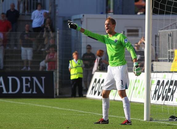19.07.2013, xtvx, 2.Bundesliga, SV Sandhausen - VfR Aalen v.l. Torwart Marco Knaller (SV Sandhausen) gibt Anweisungen, gestikuliert, mit den Armen gestikulieren gives instructions, gesticulate
