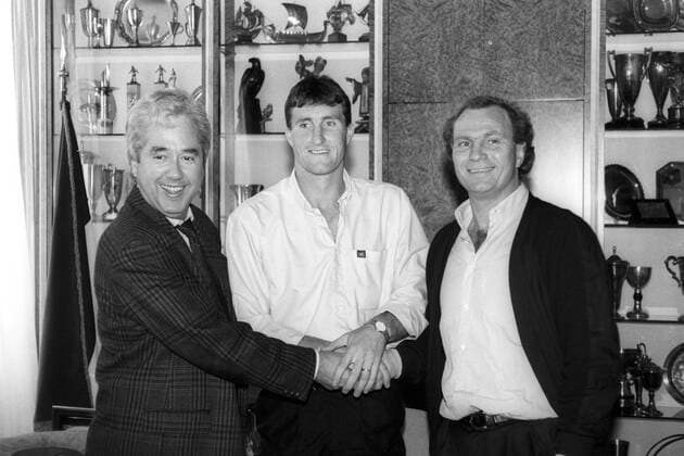 FC Bayern München 1989 1990 - Alan McInally (Mitte) mit Präsident Prof. Dr. Fritz Scherer (li.) und Manager Uli Hoeneß