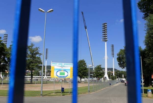 Ernst-Abbe-Sportfeld - Abbau Flutlichtanlage 19.07.13, Jena, Ernst-Abbe-Sportfeld die Flutlichtmasten im Ernst-Abbe-Sportfeld rosten nach dem Hochwasser im Juni 2013 und müssen abgebaut werden, die Sicherheit ist gefährdet, das Stadiongelände ist gesperrt mit einem Kran werden die Flutlichtmasten abgetragen