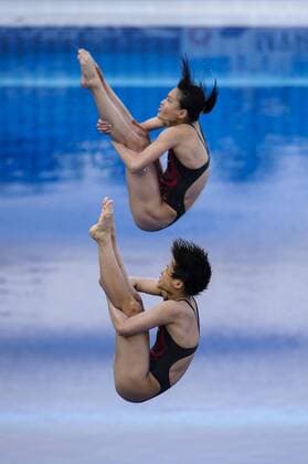 20.07.2013 Barcelona, Spain. Eventual winners, China s Minxia Wu and Tingmao SHi (CHN) in action during the Womens 3m Synchronised Springboard Diving Final in the 2013 FINA World Championships at the Piscina Municipal de Montjuic. xRoganxThomsonx  ActionPlus20214556