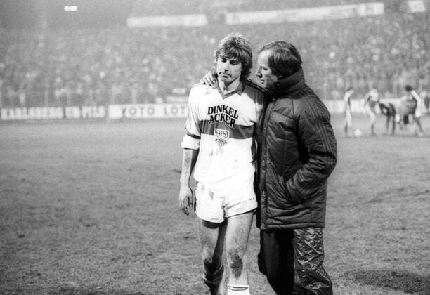 Trainer Helmut Benthaus tröstet Jürgen Klinsmann (beide VfB Stuttgart)