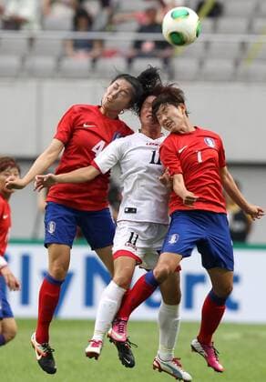 (130721) SEOUL, July 21, 2013. (Xinhua) -- Ri Ye-gyong (C) of Democratic People s Republic of Korea (DPRK) national football team vies with Shim Seo-yeon (L) and Kim Jung-mi of South Korea national football team during the EAFF Women s Asian Cup 2013 match at the Seoul World Cup Stadium in Seoul, South Korea, July 21, 2013. DPRK won the match 2-1. (Xinhua Park Jin hee) (SP)SOUTH KOREA-SEOUL-SOCCER-EAFF WOMEN S EAST ASIAN CUP 2013-DPRK VS SOUTH KOREA 