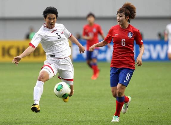 (130721) SEOUL, July 21, 2013. (Xinhua) -- Ho Un-byol (L) of Democratic People s Republic of Korea (DPRK) national football team and Lim Seon-joo of South Korea national football team fight for the ball during the EAFF Women s Asian Cup 2013 match at the Seoul World Cup Stadium in Seoul, South Korea, July 21, 2013. DPRK won the match 2-1. (Xinhua Park Jin hee) (SP)SOUTH KOREA-SEOUL-SOCCER-EAFF WOMEN S EAST ASIAN CUP 2013-DPRK VS SOUTH KOREA 