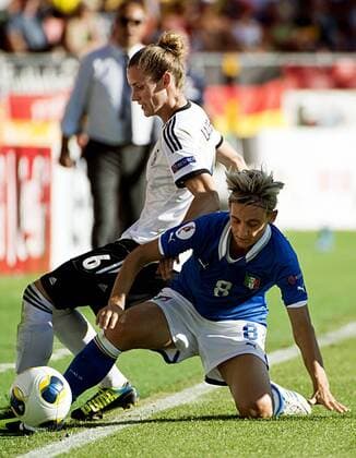 Vaxjo 2013 07 21 UEFA Womens Euro 2013 Italy(ITA) vs Germany(GER) Simone Laudehr(GER) Melania Gabbiadini(ITA) KP0300 