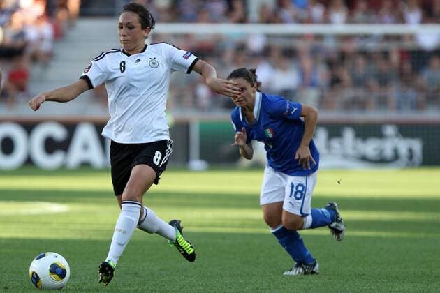 21.07.2013, xfsx, Frauen Europameisterschaft 2013, Viertelfinale, Deutschland - Italien, v.l. Nadine Keßler (Deutschland) im Zweikampf, Duell, duel, tackle mit Daniela Stracchi (Italien)