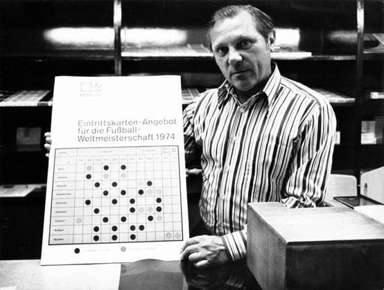 Max Morlock (BR Deutschland) präsentiert das Eintrittskarten Angebot für die WM 1974 in Deutschland