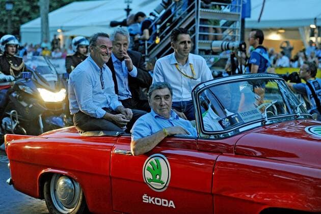 Einfahrt ehemaliger Tour de France Gewinner in einem Skoda Oldtimer auf den Champs Elysee - v.l.n.r. Bernard HINAULT (FRA) - Greg LEMOND (USA ) - Miguel INDURAIN (SPA ) und unten Eddy MERCKX (BEL) - Emotionen - Tour de France Helden - Tourgrößen - Aktion - quer - Event: 100. Tour de France - Frankreich Rundfahrt 2013 - 21.Etappe: Versailles nach Paris Champs Elysees 123.0 km - Location: Paris - Frankreich - Europa - Datum: 21.07.2013