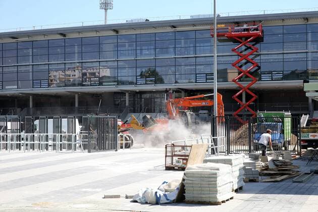 Fußball, Stadiongeschichte Eintracht Braunschweig Eintracht Stadion in Braunschweig, Baumassnahmen Sanierung der Haupttribüne mit Einbau von Vip- Logen und Business Seats. Haupteingang mit Blick auf die Haupttribüne.
